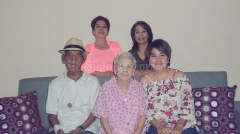 17042017 CUMPLE 85 AñOS.  Mercedes García acompañada de su esposo, Pedro Hernández, y sus hijas, María Isabel, Blanca Silvia y Mercedes.