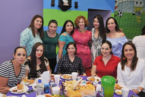 17042017 EN EL CUMPLE DE OLGA.  Gabriela Saavedra con sus amigas.