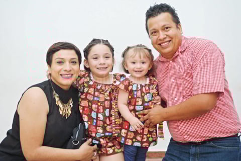 16042017 EN FAMILIA.  Karla, Sofía, Isabela y Tomás.