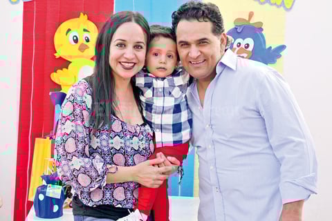 16042017 FESTEJO INFANTIL.  Sebastián en compañía de Mónica y Paco.