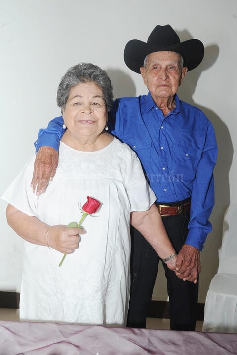 16042017 La feliz pareja acompañada de sus seres queridos.