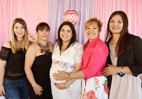 16042017 SE LLAMARá VICA.  Natalia Acevedo en la fiesta de canastilla que le organizaron su mamá, Victoria Ramos, su suegra, Paty Ortiz, y sus cuñadas, Irlanda Pong y Linda Núñez.