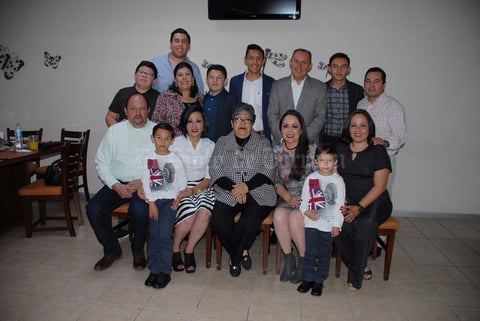 18042017 CUMPLE 70 AñOS.  Olga Lozano celebró su cumpleaños acompañada de sus hijos: Jaime, Gaby, Olga y Ana, sus esposas y esposos y nietos en conocido restaurante de la ciudad, donde se la pasaron de lo mejor.