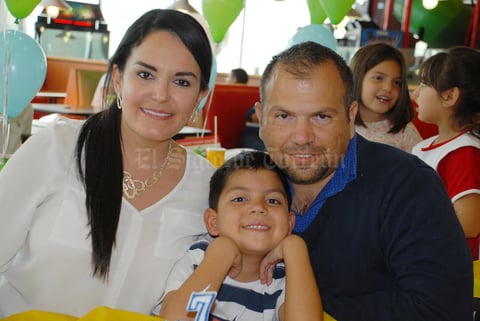 18042017 FESTEJA 7 AñOS.  Jorge Emilio Téllez Mijares con sus papás, Tere Mijares e Ismael Téllez.