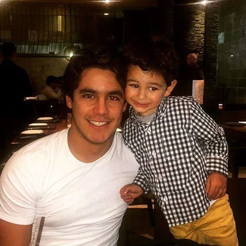 El hijo del actor comparte siempre una sonrisa en sus fotos.
