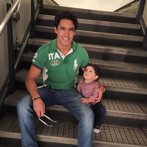 Sus rostros son tan similares que los seguidores de Eduardo Capetillo, resaltaron en varios comentarios que ambos podrían pasar fácilmente como hermanos.