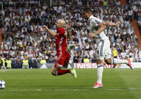 La duda sobre si Casemiro le cometió un penal a Arjen Robben desató polémica en el partido.