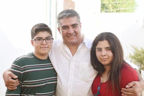 19042017 Miguel Ramírez Pons con sus hijos, Andrés y Nathalie.
