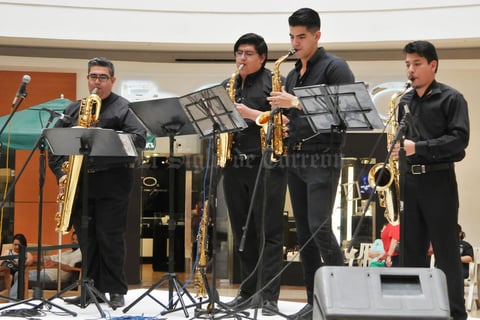 19042017 Los músicos deleitaron a los presentes con sus melodías.