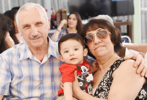 19042017 Julio y Consuelo Arriaga con su nieto, Jorgito.