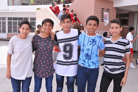 19042017 SE DIVIERTEN.  Ian, Carlos, Héctor, Juan Pablo y Alejandro.