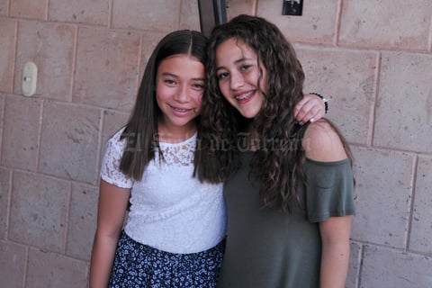 21042017 POSAN PARA LA FOTO.  Marifer y Kim.