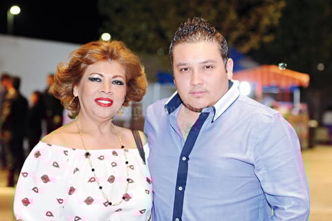 21042017 EN UN CONCIERTO.  Julieta y Édgar.