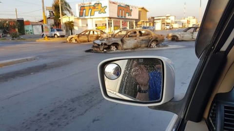 Usuarios mostraron los vehículos incendiados con los que realizaron los bloqueos.