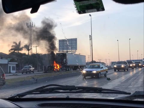 En el bulevard del Maestro e Hidalgo personas desconocidas bloquearon las vialidades con automóviles y llantas que incendiaron para impedir el acceso de fuerzas federales a la zona del conflicto.