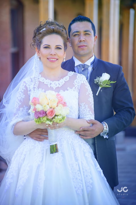 23042017 Ada Alicia Herrada del Bosque contrajo matrimonio con su pareja, Hugo Noel Salazar Corral, en la Parroquia de la Sagrada Familia el pasado 18 de marzo en Gómez Palacio, Durango. Testigos de este amor fueron sus padres, Sra. Diocelina del Bosque de Herrada y Sr. Armando Herrada; Sra. Rebeca Corral de Salazar y Sr. Anastacio Salazar Vargas. - JC Studio