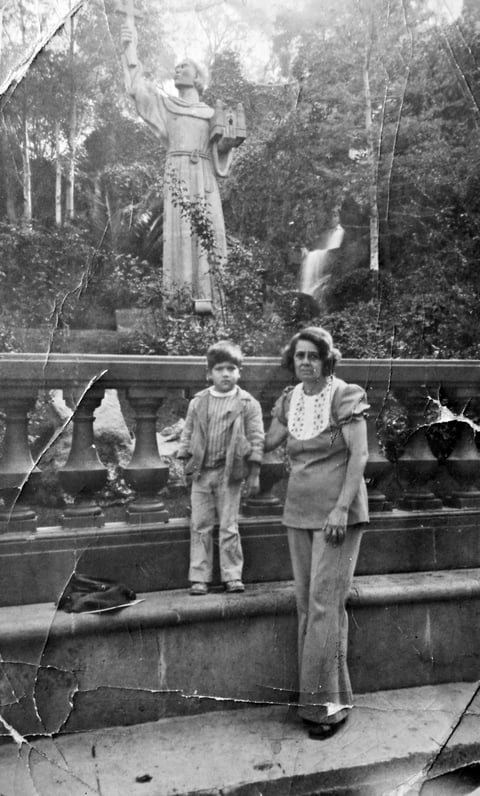 23042017 María del Rosario Urazandi y Jesús Gerardo Rodríguez en la Villa de Guadalupe en 1975.