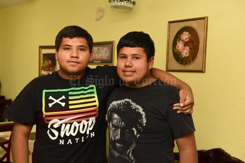 23042017 FESTEJA XV AñOS.  Deian Ríos Aguirre con su hermano, Iván Zdenko Ríos Aguirre.