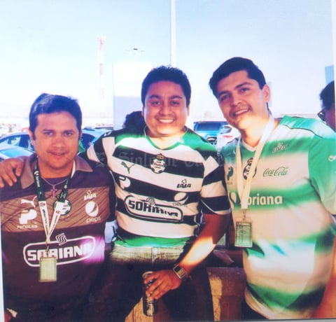23042017 EN EL FUT.  Aldo Martínez disfrutando el partido con sus amigos.
