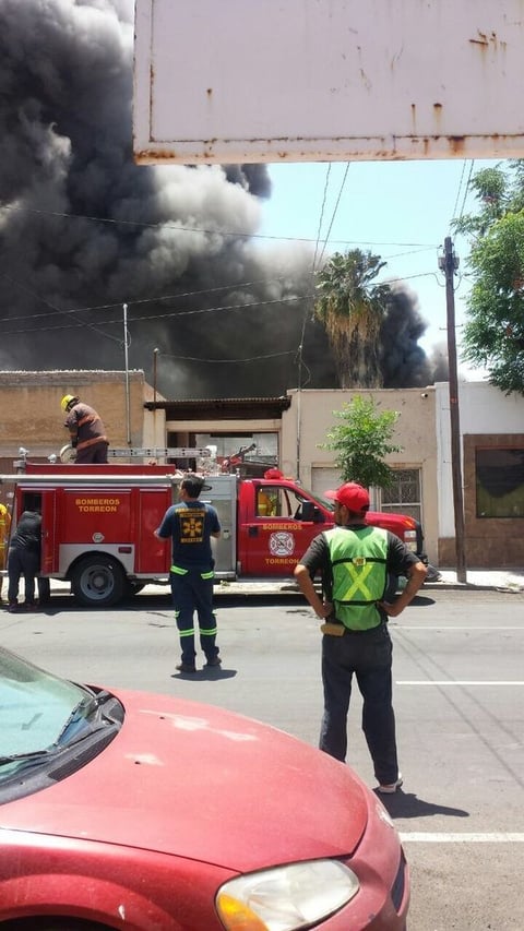 Elementos de bomberos y Protección Civil acudieron al lugar.
