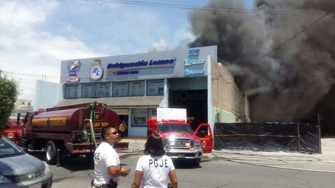 Los elementos tuvieron que abrir boquetes para intentar controlar el fuego.
