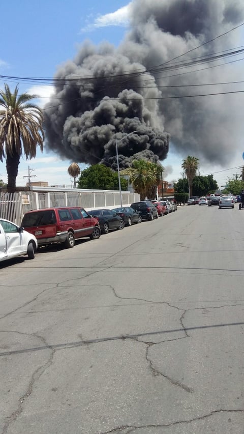 Dos bomberos presentaron malestar durante las labores.