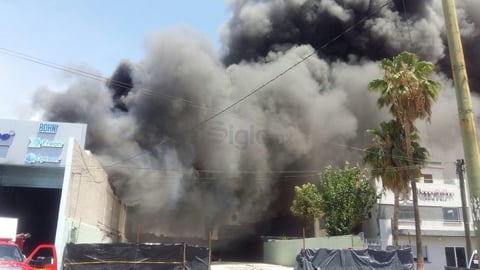 Los bomberos se han visto en la necesidad de abrir boquetes en cuatro puntos de la empresa, para tratar de controlar el fuerte incendio que ya está por consumir la totalidad del lugar.