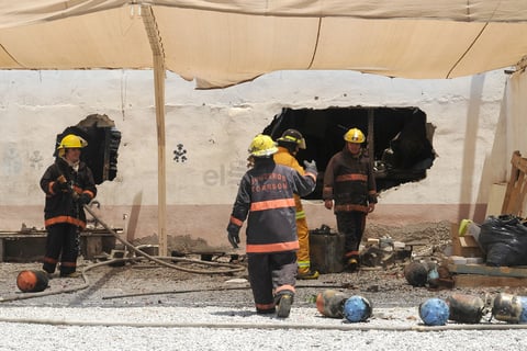 La gravedad del incendio fue porque dentro de la empresa había tanques con gas freón, los cuales explotaron.