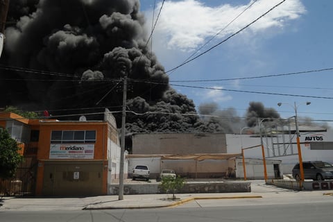 Por varias horas se realizan las labores para controlar el incendio.