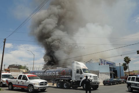 Acudieron cisternas del cuerpo de Bomberos de Gómez Palacio.