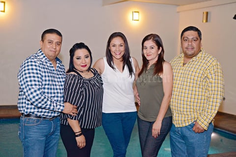 25042017 EN FESTEJO.  Víctor, Claudia, Diliana, Lupita y Alejandro.