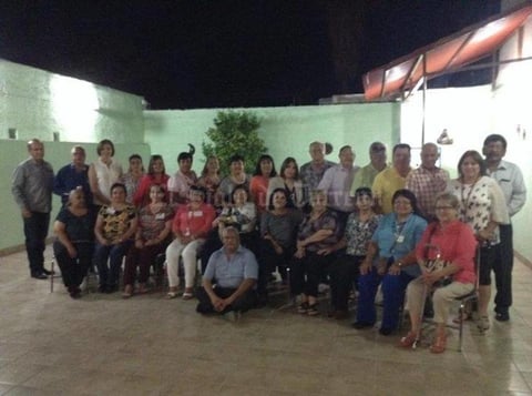 25042017 REENCUENTRO.  Exalumnos de la Escuela Comercial Treviño de Torreón, Coahuila, de la Generación 1969 - 1973, recientemente se reunieron para convivir y recordar sus momentos de estudiantes. Los acompañó el profesor Óscar Treviño Cárdenas.