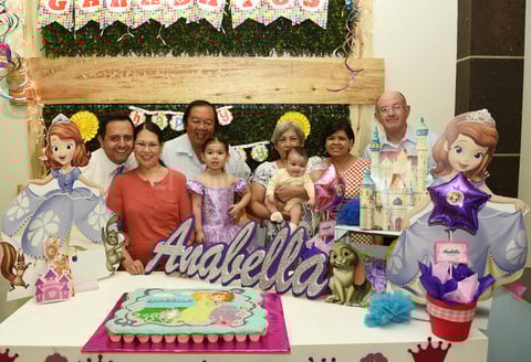 25042017 EN EL CUMPLE DE ANABELLA.  La festejada con sus papás, Jesús Alberto Delgado Cuéllar y Gloria Leticia Chong Moncada, y sus abuelos, Jesús Delgado, Lidia Cuéllar, Adolfo Chong y Rafaela Moncada.