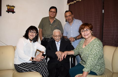 27042017 CUMPLE 90 AñOS.  Jesús Rentería Reyes con sus hijos en su festejo de cumpleaños.