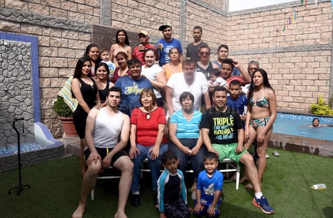 27042017 DIVERTIDO FESTEJO.  Juan Carlos Parga con sus hijos: José Carlos y Jesús Cuauhtémoc Parga Salazar, y las Familias Parga Salazar, Parga Vázquez y García Parga.