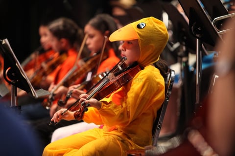 Ayer por la tarde, decenas de familias asistieron al Teatro Ricardo Castro para sumergirse en el mundo que el compositor mexicano Francisco Gabilondo Soler creó.