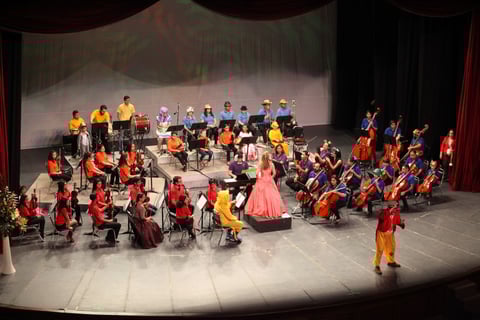 Ayer por la tarde, decenas de familias asistieron al Teatro Ricardo Castro para sumergirse en el mundo que el compositor mexicano Francisco Gabilondo Soler creó.