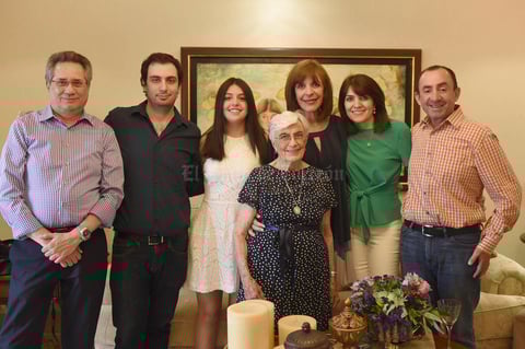 Victoria acompañada de Fernando, Fer, Victoria, Marivi, Pilar y Luis