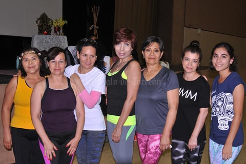 Consuelo, Martha, Lulú, Paty, Rosario, Raquel y Paola