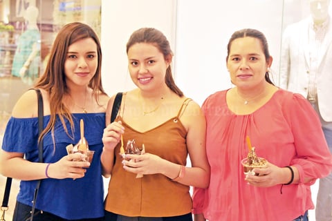 29042017 DE PASEO.  Valeria, Diana y Rosy.