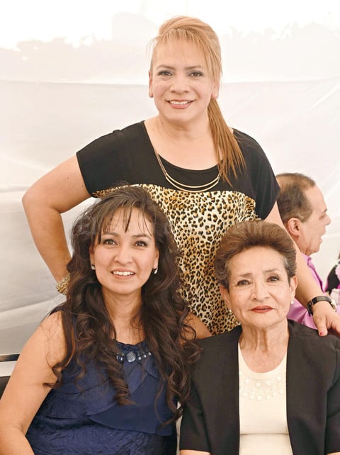 29042017 EN LA PLAZA COMERCIAL.  Nohemí y Ximena.