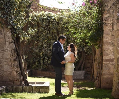 29042017 Bibiana Mesta Corral y Christopher González dan el sí ante el altar de la Parroquia Los Ángeles. El Padre Ricardo Vázquez de los Santos estará bendiciendo a la pareja en presencia de sus padres, Araceli Corral y Enrique Mesta; Élida Lourdes Ávalos y Miguel Ángel González. Familiares y amigos festejarán con una velada en Hacienda Mi Ranchito.