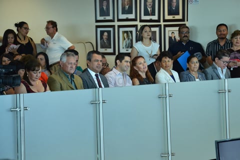 Autoridades municipales presenciaron la sesión.