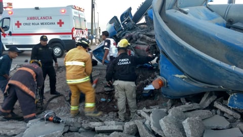 Los paramédicos de la Cruz Roja reportan al chofer con un estado de salud grave.