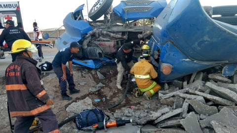 Hasta el lugar se trasladaron los elementos del cuerpo de Bomberos, Protección Civil, Peritos y agentes de Fuerza Coahuila ya que el conductor terminó prensado tras la volcadura y a pesar de que llevan una hora realizando diversas maniobras, no han logrado rescatarlo.