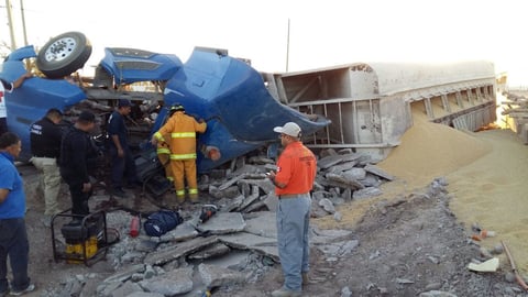 Un tráiler Kenworth, en color azul, volcó sobre el Periférico de Torreón, a la altura del Puente El Alamo, de la colonia El Roble.