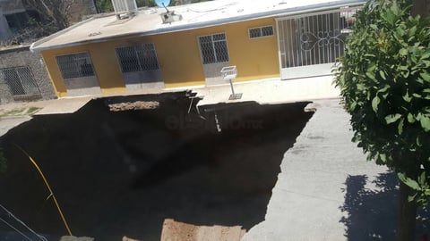 Un hundimiento en la calle Brezo de la colonia Bellavista de Gómez Palacio causó alarma y la evacuación de poco más de 10 casas del sector.