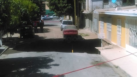 El socavón causó alarma entre los vecinos.