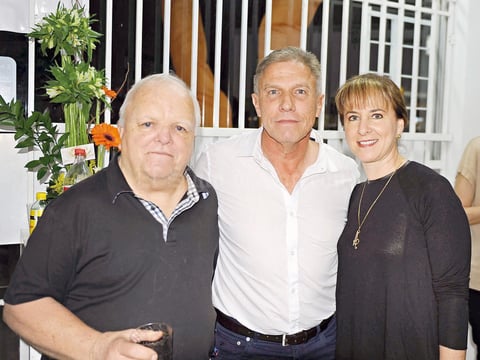 30042017 RECIENTE EVENTO SOCIAL.  Roberto, Ernesto y Angélica.