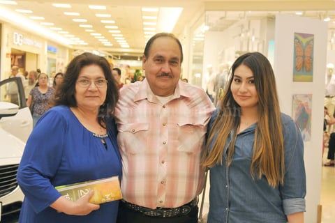 01052017 DE PASEO.  María Teresa, Rolando y Maritere.